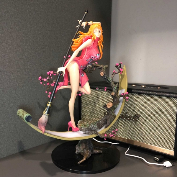 Mô hình Nami hoa anh đào 37 cm có LED - One Piece