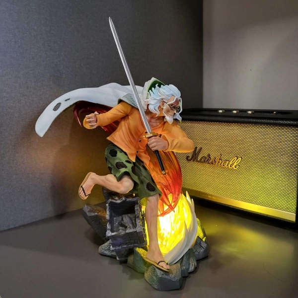 Mô hình Silver Rayleigh chiến đấu 34 cm có LED - One Piece