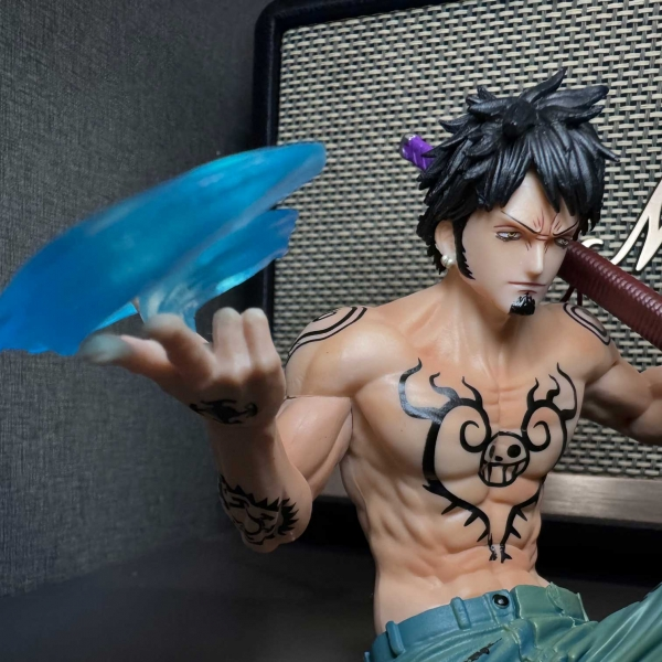 Mô hình Trafalgar Law ngồi suy nghĩ 10 cm - One Piece