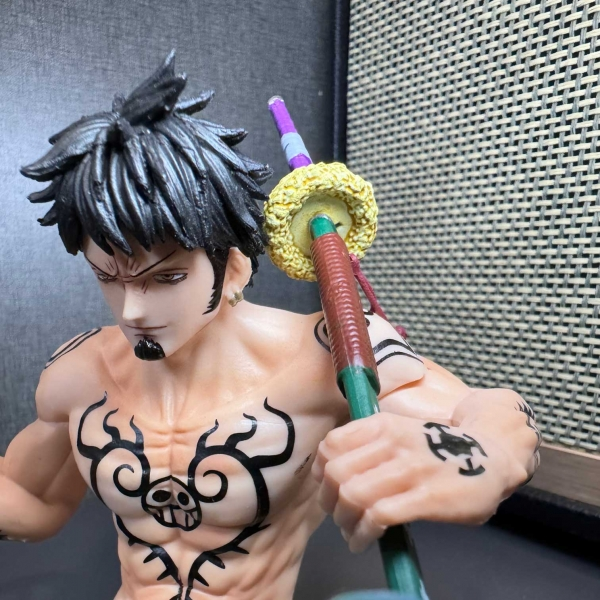 Mô hình Trafalgar Law ngồi suy nghĩ 10 cm - One Piece