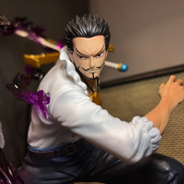 Mô hình Mihawk chiến đấu  32 cm - One Piece