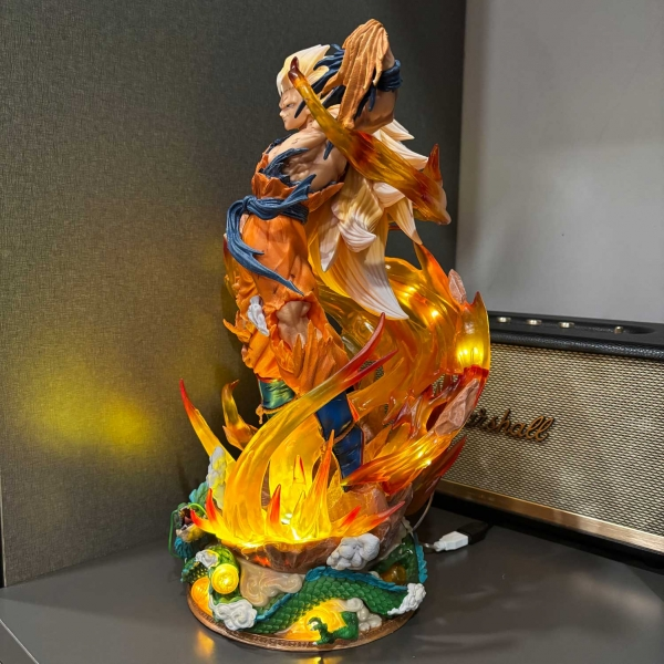 Mô hình Son Goku xé áo 44 cm có LED - Dragon Ball