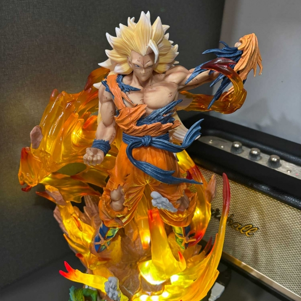 Mô hình Son Goku xé áo 44 cm có LED - Dragon Ball