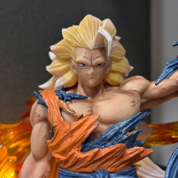 Mô hình Son Goku xé áo 44 cm có LED - Dragon Ball