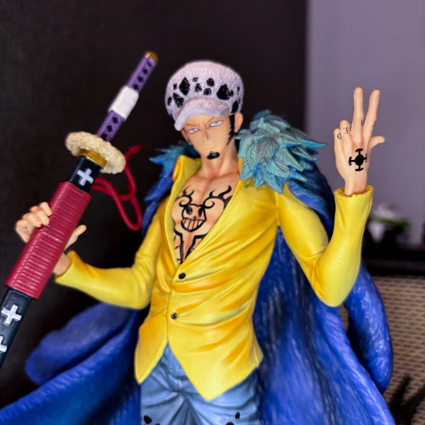 Mô hình Trafalgar Law mẫu mới 30 cm có LED - One Piece