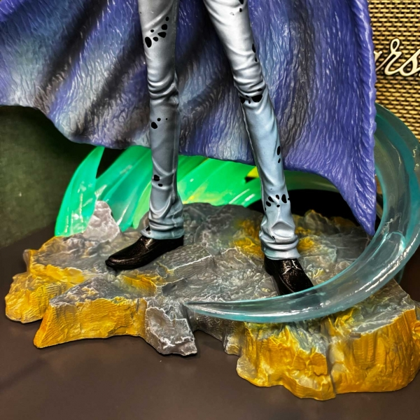 Mô hình Trafalgar Law mẫu mới 30 cm có LED - One Piece