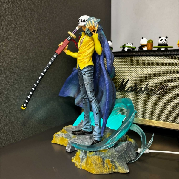 Mô hình Trafalgar Law mẫu mới 30 cm có LED - One Piece