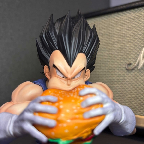 Mô hình Vegeta ăn Hamberger 14 cm - Dragon Ball